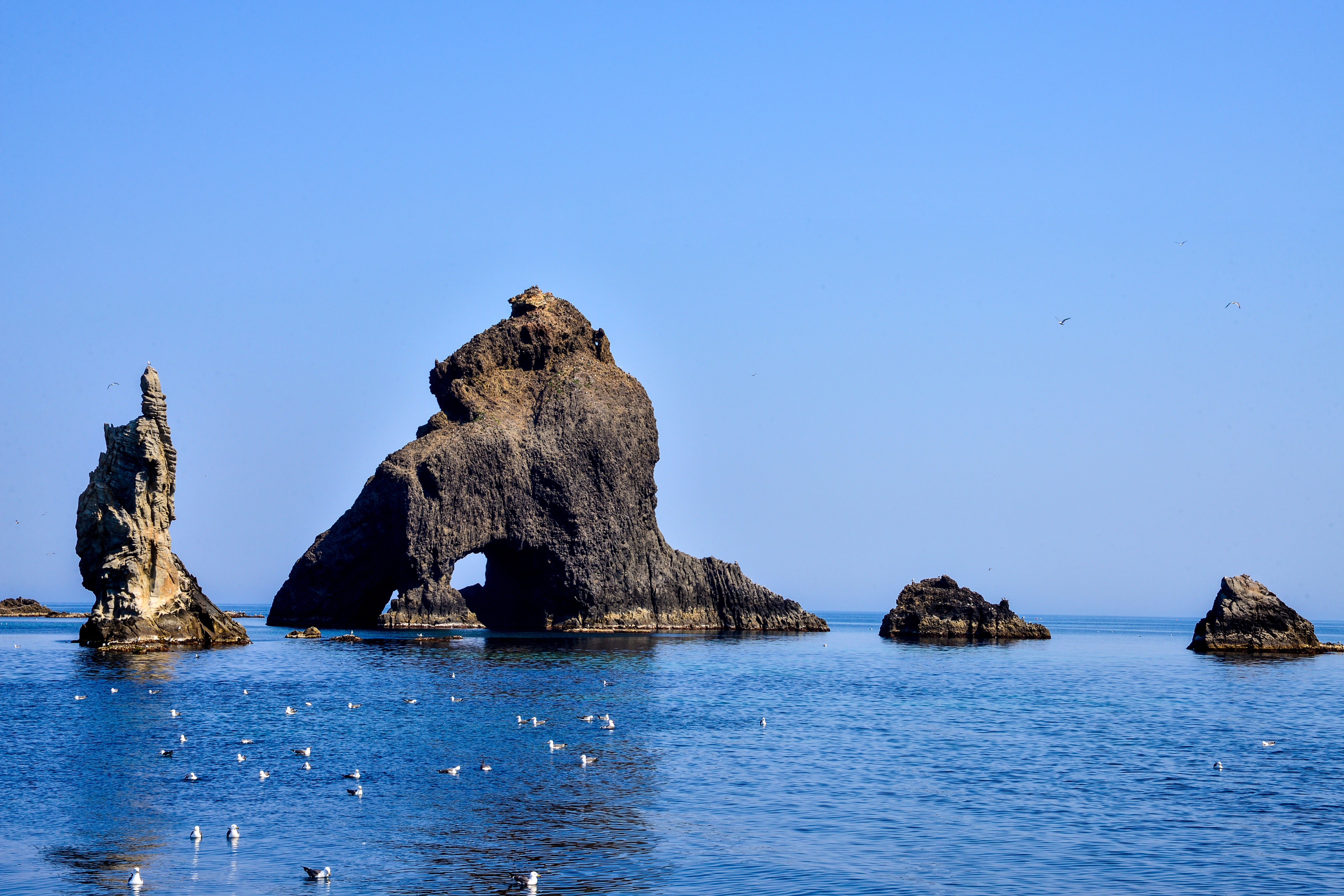 license : https://pixabay.com/photos/dokdo-korea-our-territory-gyeongbuk-1790321/